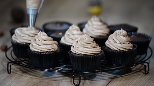 Versieren Chocolade Muffin Met Vanille Crème — Stockvideo