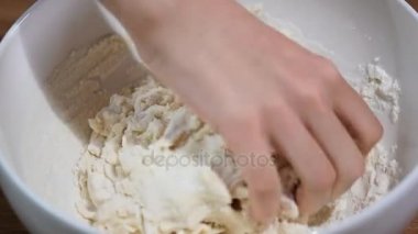 Kadınların elleri kase hamur yoğurmak
