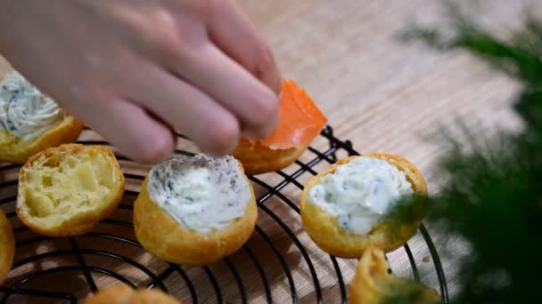 Puffs Salmón Queso Cremoso Profiteroles Canapé — Vídeos de Stock