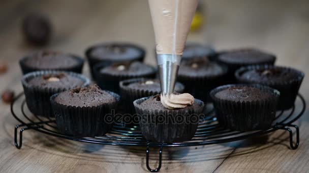 Decoração de bolo de chocolate com creme de baunilha — Vídeo de Stock