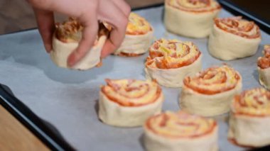 Pişirme ev yapımı İtalyan pizza rulo.