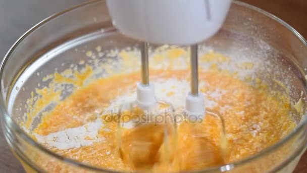 Klop het deeg met een mixer. Koken van pompoen brood — Stockvideo