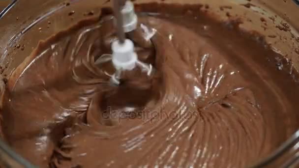 Hacer pastel de esponja de chocolate. Batir el chocolate y la mantequilla con un batidor . — Vídeos de Stock