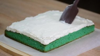 Pasta krema ile. Bir şekerci dükkânı pastada hazırlanması.
