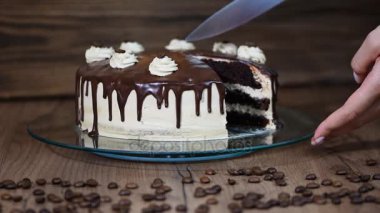 Çikolatalı pasta bir parça kesip