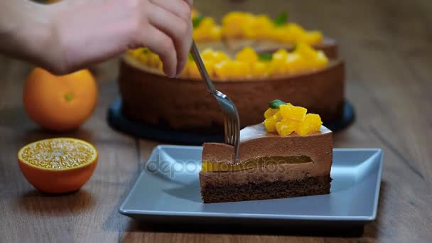 Comer un pedazo de pastel de mousse de naranja de chocolate — Vídeo de stock