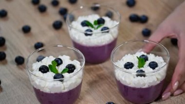 Blueberry Panna cotta yemek için. İtalyan tatlı