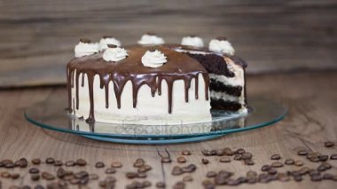 Eller üzerinde bıçak çok kolay alır. Çocuk oyuncağı üzerinde bıçak tutan kadın