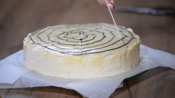 Matlagning kaka. Dekoration Esterhazy tårta. — Stockvideo
