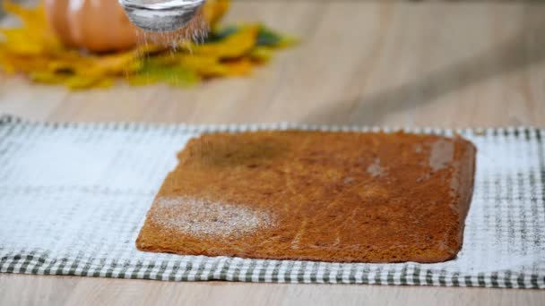 Une femme dans la cuisine pour préparer le rouleau sucré. Saupoudrer de sucre en poudre — Video