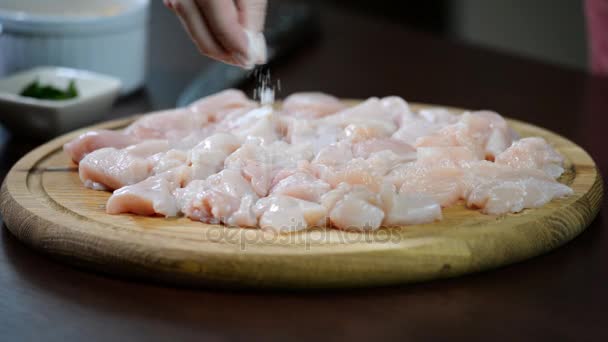 Vrouwelijke Chef Kok Hagelslag Verse Kipfilet Met Zeezout — Stockvideo