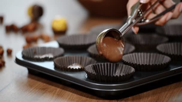 烹饪巧克力蛋糕的形式 — 图库视频影像