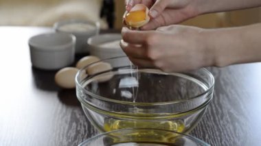 Yumurta akı ve yumurta sarısı ayıran.