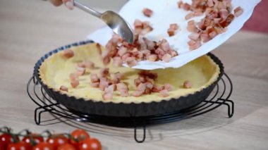 Quiche Lorraine pişiriyorum. Pastırmaları tarta koy..