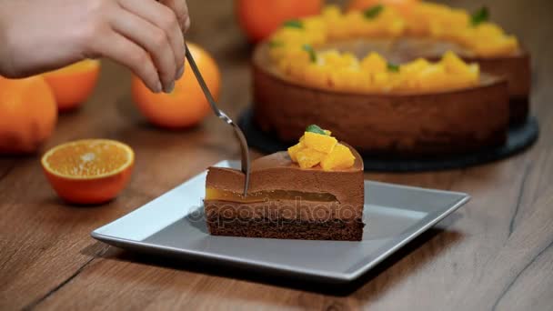 Ein Stück Schokoladen Orangen Mousse Kuchen Essen — Stockvideo