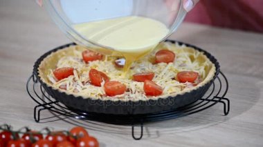 Kadın ha mutfak quiche Lorraine pişirme