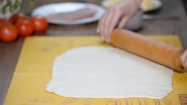 Ev hanımı pizza hamuru rulo