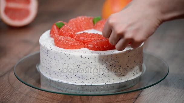 Versieren Van Grapefruit Cake Met Muntblaadjes — Stockvideo