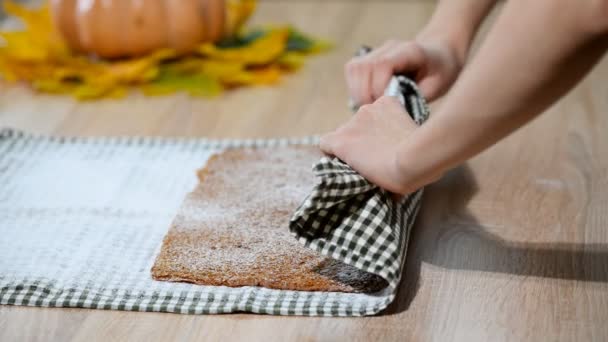 Una Donna Cucina Preparare Dolce Rotolo — Video Stock