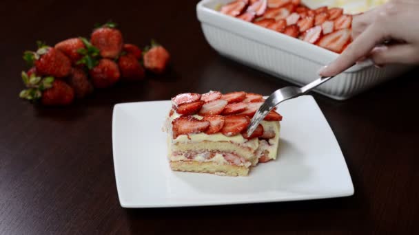 Hausgemachtes Erdbeer Tiramisu Mit Mascarpone Traditionelles Italienisches Dessert — Stockvideo