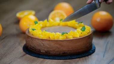 Bir kadın çikolata turuncu mousse kek bir dilim keser