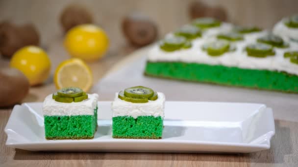 Put White Plate Green Soft Cake Whipping Cream Topping Kiwi — Stock Video