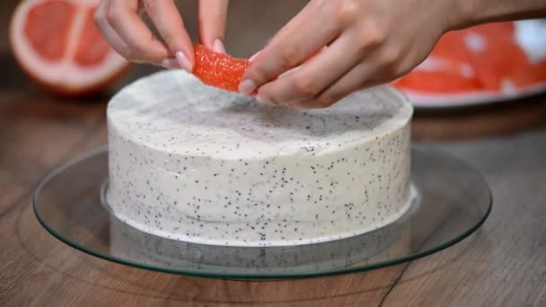 Les Mains Féminines Décorent Gâteau Avec Pamplemousse — Video