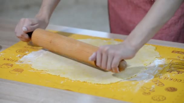 Les Mains Femme Roulent Pâte — Video