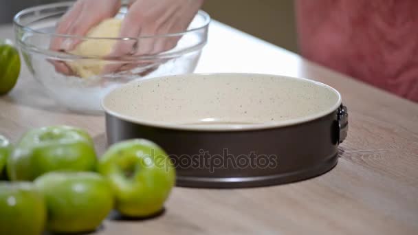 Eine Frau Die Ihrer Küche Einen Köstlichen Frischen Apfelkuchen Zubereitet — Stockvideo