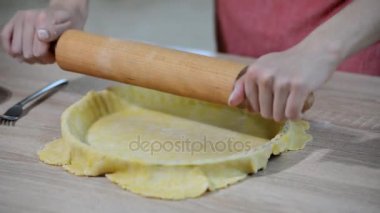 Bir kabuk bir tart için yapım bir kadın. Ekşi hamur yapma