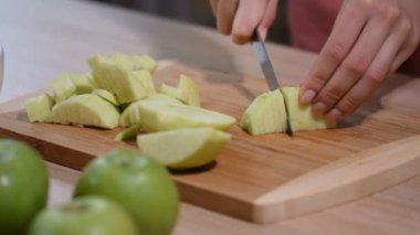 Doğrama kurulu üstünde bıçak kesim elma kadınla