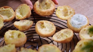 Şef profiterol krem doldurur