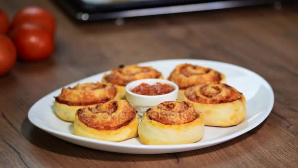 Pizzabrötchen Einem Weißen Teller Mit Basilikum Garnieren — Stockvideo