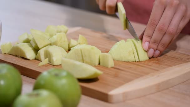 Mujer Con Cuchillo Cortando Manzana Tabla Cortar — Vídeos de Stock