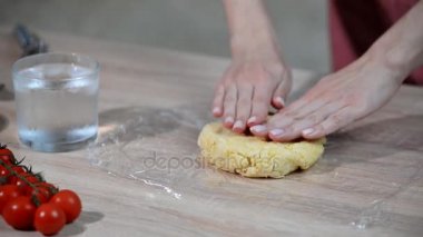 Kadın hamur sarılı