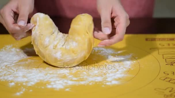 Mani Femminili Impastando Pasta Farina Tavolo — Video Stock