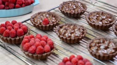 Çikolata tart çikolatalı krema ile kadın ahududu ile süsleyin.