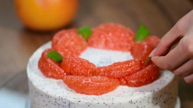Nane yaprakları ile greyfurt pasta süslemeleri