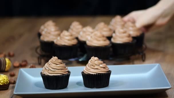 Coloque Uma Tigela Cupcakes Chocolate — Vídeo de Stock