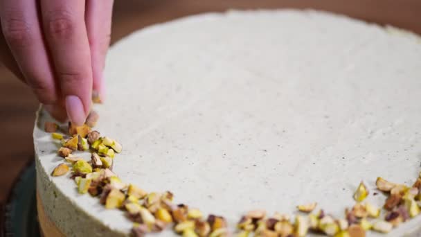 Verfraaien Van Cake Met Pistachenoten — Stockvideo