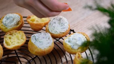 Somon ve creamcheese puffs. Profiterol veya kanepe