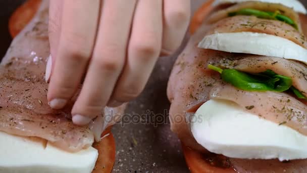 Preparar Pechuga Pollo Antes Asar Verter Aceite Oliva Sobre Pollo — Vídeo de stock