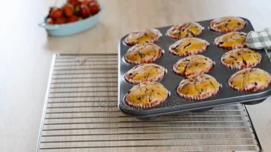 Taze pişmiş kek kalıpları çikolata ile