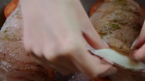 Ετοιμάστε Στήθος Κοτόπουλου Πριν Καβούρδισμα — Αρχείο Βίντεο
