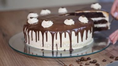 Eller üzerinde bıçak çok kolay alır. Çocuk oyuncağı üzerinde bıçak tutan kadın