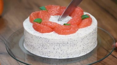 Greyfurt ile ev yapımı kek. Bir parça kek kes