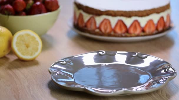 Aanbrengend Plaat Van Aardbei Cake Met Verse Aardbeien Zelfgemaakte Aardbei — Stockvideo