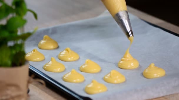 Pâte Pour Les Éclairs Extrudée Sac Pâtisserie — Video