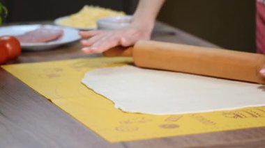 Pizza için Hamur ve ahşap masada merdane.