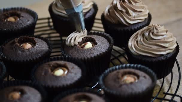 Pasteles Chocolate Decora Cupcakes Con Crema Chocolate — Vídeo de stock